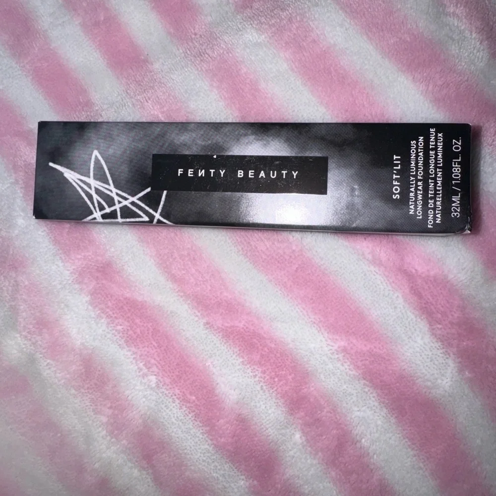 Fenty Beauty Soft’Lit Naturally Luminous Hydrating Longwear Foundation Shade 490